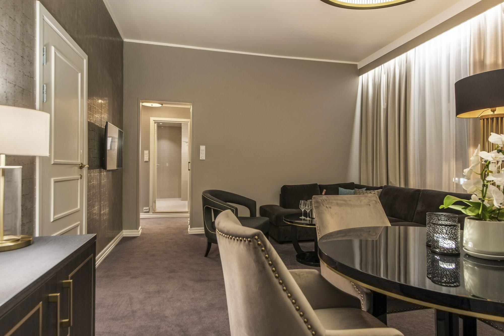 Home Hotel Grand Йёвик Экстерьер фото